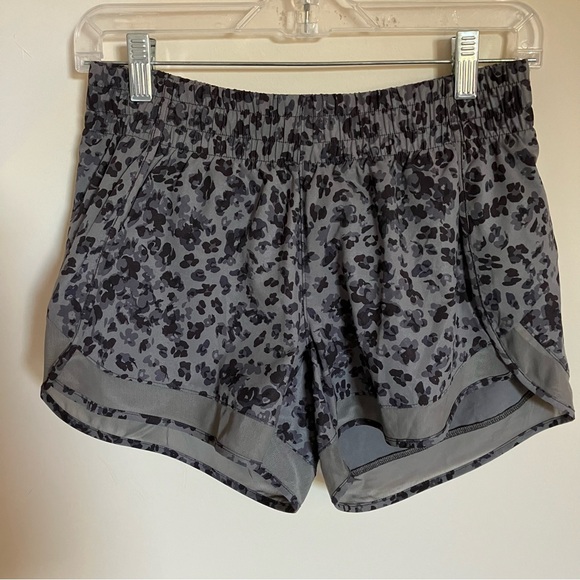 Athleta Gray Leopard Print Athletic Running Shorts size XS - Picture 2 of 6